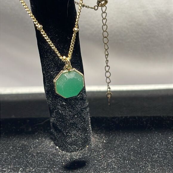 Delicate necklace with green stone - Picture 2 of 8
